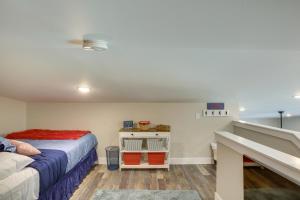 um quarto com uma cama e uma mesa com duas latas de lixo em Byrdstown Home Near Dale Hollow Lake! em Byrdstown