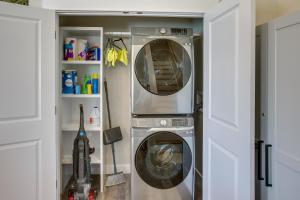 Duas máquinas de lavar e secar roupa numa lavandaria em Byrdstown Home Near Dale Hollow Lake! em Byrdstown