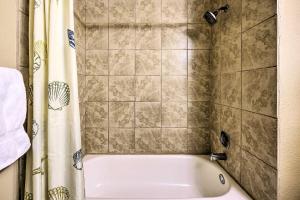 La salle de bains est pourvue d'une baignoire et d'un rideau de douche. dans l'établissement Pueblo Apt - 10 Mi to Pueblo Mountain Park, à Pueblo