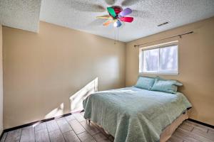 1 dormitorio con ventilador de techo y 1 cama en Pueblo Apt - 10 Mi to Pueblo Mountain Park en Pueblo