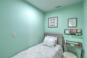 Un pat sau paturi într-o cameră la Pet-Friendly Fayetteville Vacation Rental!
