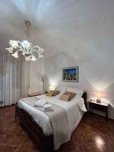 Un dormitorio con una cama grande y una lámpara de araña. en casa vacanze vita, en Nardò
