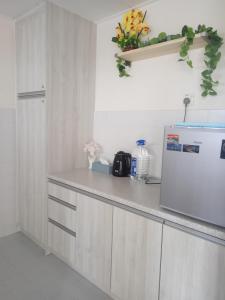 eine Küche mit einer Arbeitsplatte und einem Kühlschrank in der Unterkunft Amaryllis guest house PD in Port Dickson