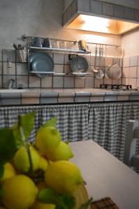 una cocina con una mesa con un montón de limones. en Il Viaggiatore 2 en Anagni
