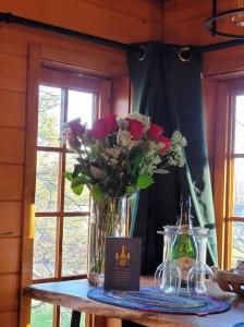 Foto dalla galleria di The Eagle's Nest Treehouse Cabin a Palmer