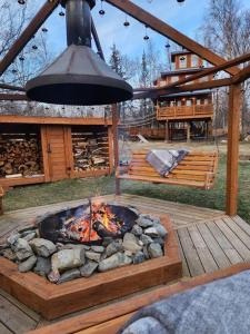 Foto dalla galleria di The Eagle's Nest Treehouse Cabin a Palmer