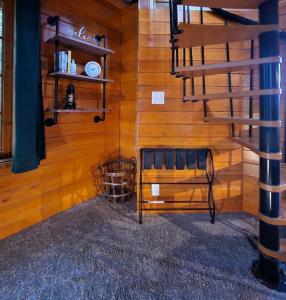 Foto dalla galleria di The Eagle's Nest Treehouse Cabin a Palmer