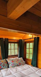 Letto o letti in una camera di The Eagle's Nest Treehouse Cabin
