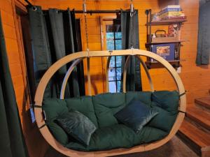 Area soggiorno di The Eagle's Nest Treehouse Cabin