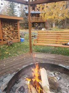 Foto dalla galleria di The Eagle's Nest Treehouse Cabin a Palmer