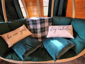 Area soggiorno di The Eagle's Nest Treehouse Cabin