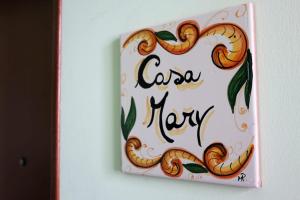 Ein Schild, auf dem steht "Cryste on a wall" in der Unterkunft Casa Mary in Lavello