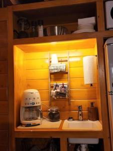 Cucina o angolo cottura di The Eagle's Nest Treehouse Cabin