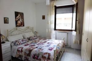 Schlafzimmer mit einem Bett und einem Fenster in der Unterkunft Casa Mary in Lavello