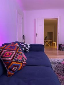 a blue bed in a room with purple walls at Dreamy Apartment in Kreuzberg - 130m2 in Berlin