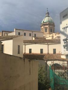 パレルモにあるBallarò Holidayの時計塔を背景にした建物