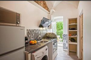 een keuken met een wastafel en een fornuis top oven bij Pépite Bastiaise Place du Marché in Bastia