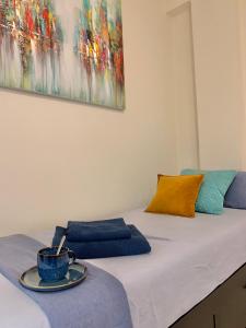 Una cama con un tazón azul encima. en Small Private Studio in heart of Valencia - Rusafa, en Valencia