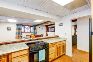 Köök või kööginurk majutusasutuses Ideally Located Fairbanks Vacation Rental!
