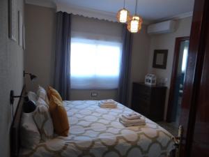 - une chambre avec un grand lit et une fenêtre dans l'établissement B&B Casa Sarandy, à Almogía