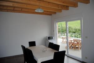 une salle à manger avec une table et des chaises blanches dans l'établissement Gîte Binnert Bader, à Nothalten