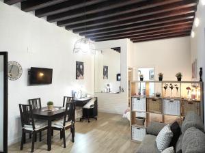 salon ze stołem i jadalnią w obiekcie Apartamento Loft Puerto de Gades w Kadyksie