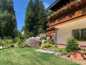 a garden in front of a house at Haus Sonneck in Schluchsee