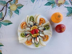 une assiette de fruits sur une table dans l'établissement Podere Casanova, à Montespertoli