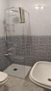 La salle de bains est pourvue d'une douche, de toilettes et d'un lavabo. dans l'établissement B&B Casa Sarandy, à Almogía