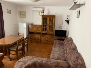 - un salon avec un canapé et une table dans l'établissement Apartman Jere Matošin, à Primošten