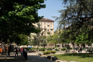 a park with a large building in the background at Alma Clara B&B in Turin