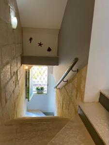 Una escalera en una casa con ventana en Balluta Bay Beach house with Seaviews en Sliema