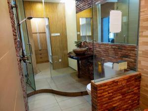 y baño con ducha de cristal y aseo. en 678 homestay 4 room 5 minutes to tower, en Teluk Intan
