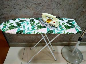una mesa con una máquina de coser encima en 678 homestay 4 room 5 minutes to tower, en Teluk Intan