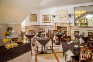 A restaurant or other place to eat at Hotel Luciani