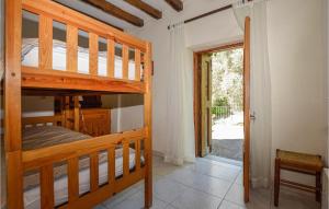 1 dormitorio con 2 literas y puerta en 2 Bedroom Stunning Apartment In Carcheto Brustico, en Carcheto