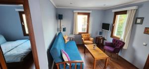 - un salon avec une table et un lit dans l'établissement Stone House Hotel, à Bodrum City