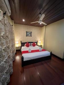 1 dormitorio con 1 cama y ventilador de techo en Villa Champa, en Luang Prabang