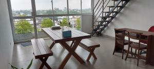 una mesa de madera y sillas en una habitación con ventana en Jays Guest - Rajagiriya Colombo, en Rajagiriya