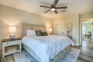 ein Schlafzimmer mit einem Bett und einem Deckenventilator in der Unterkunft Patio, Grill Home on Golf Course in Sun City! in Sun City