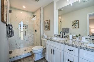 ein Badezimmer mit Dusche, Toilette und Waschbecken in der Unterkunft Patio, Grill Home on Golf Course in Sun City! in Sun City