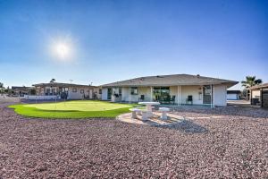 ein Haus mit einem Picknicktisch davor in der Unterkunft Patio, Grill Home on Golf Course in Sun City! in Sun City