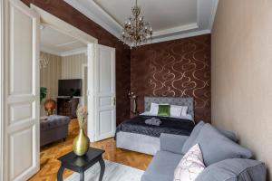 una camera con letto e divano di Luxury Central Home next to the New York Café a Budapest