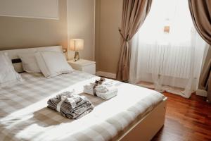 ein Schlafzimmer mit einem Bett mit Handtüchern darauf in der Unterkunft B&b Piazzetta in Fermo
