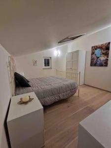 - une chambre avec un lit et une table dans l'établissement Nel verde Ligure , “non solo mare” outdoor e relax, à Calice Ligure