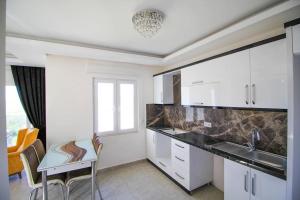 Kuchyň nebo kuchyňský kout v ubytování Mendos H4 Apart, Fethiye, Ovacık