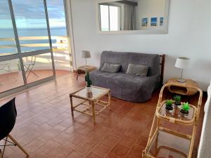 ポルティマンにあるMa vue mer en Algarveのリビングルーム(ソファ付)が備わり、海の景色を望めます。