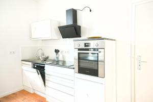 מטבח או מטבחון ב-80qm Apartment in Krefeld zentral gelegen mit hohen Decken - BEUYS Apartments - Krefeld