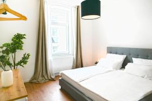 Postel nebo postele na pokoji v ubytování 80qm Apartment in Krefeld zentral gelegen mit hohen Decken - BEUYS Apartments - Krefeld