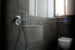 bagno con doccia e servizi igienici. di B&b Piazzetta a Fermo